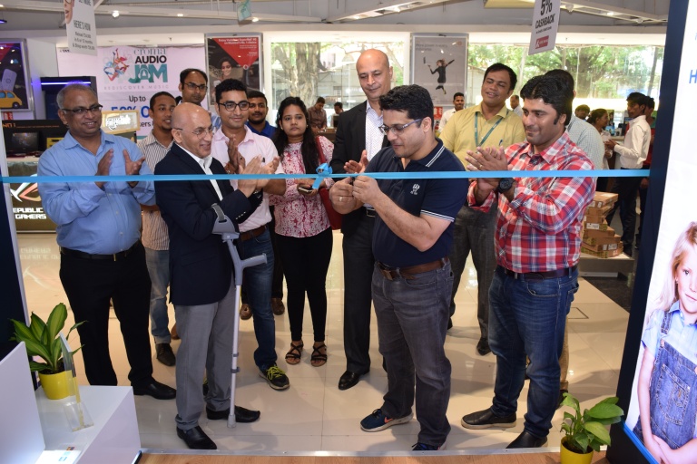 Mr. Ritesh Ghosal, CMO, Croma - Infiniti Retail Ltd inaugrating the Blueair shop-in-shop  experience zone at Juhu, Mumbai..JPG